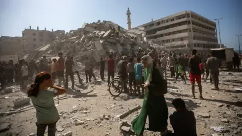 Intensified Military Bombardment Persists in Gaza City