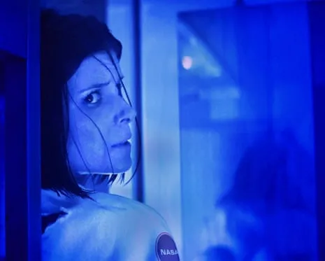 This Sci-Fi Thriller Review: Tense Moments and Levitating Eggs in a High-End Location